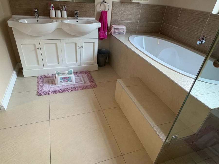 4 Bedroom Property for Sale in Flamingo Vlei Western Cape